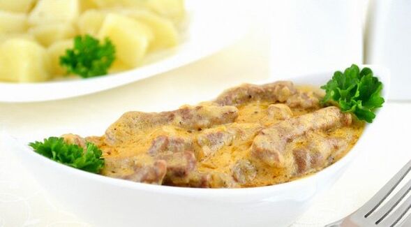 Beef with mushrooms in cream sauce - a hearty meal in the consolidation phase of the Dukan diet